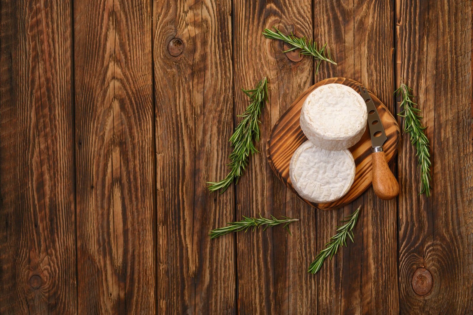 Brie oder Camembert auf Brett mit Messer für Weichkäse